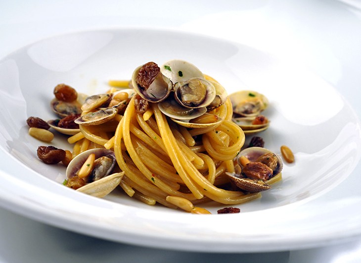 SPAGHETTI-VONGOLE-UVETTA-PINOLI