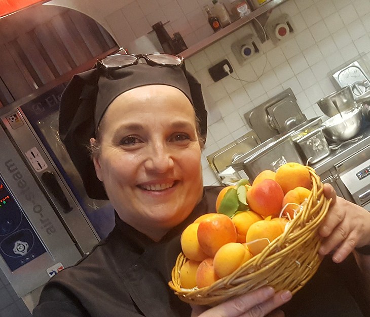 La chef Maria Luisa nella sua cucina