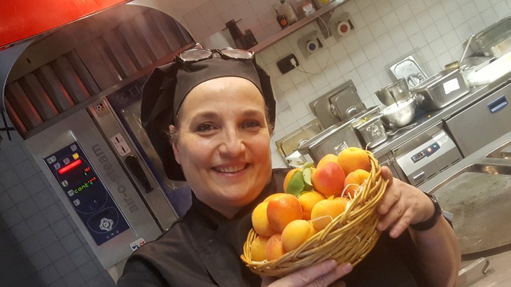 La chef Maria Luisa nella sua cucina