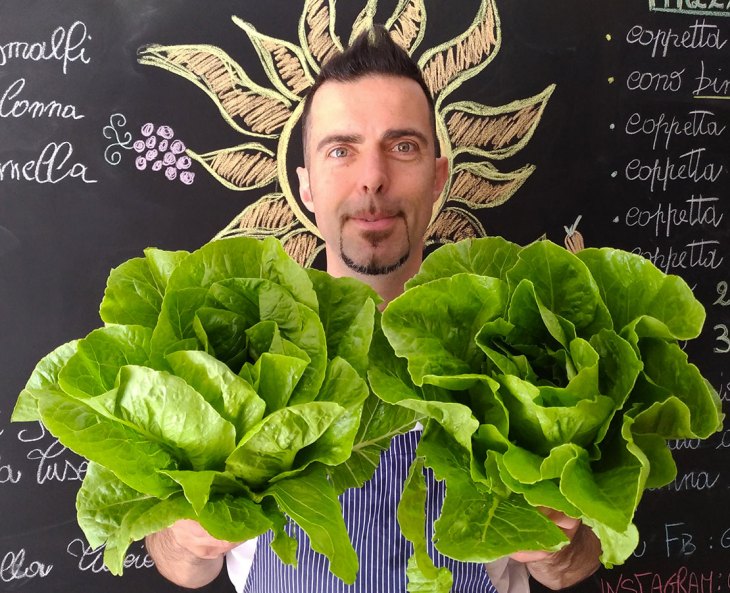 Dario Rossi nella sua gelateria