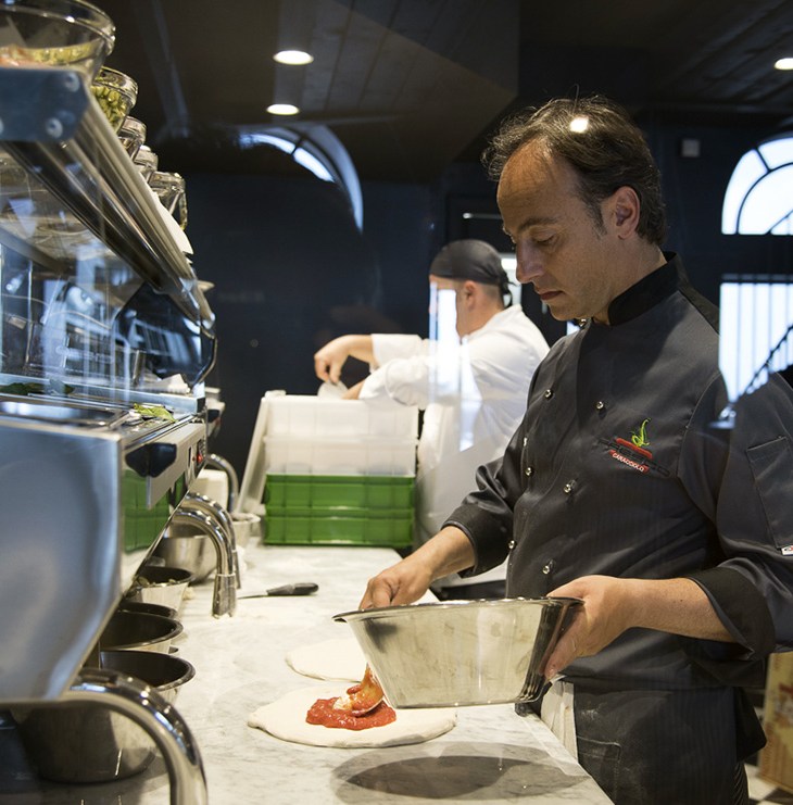 Antonio Troncone alle prese con una pizza