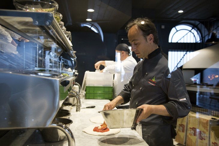 Antonio Troncone alle prese con una pizza