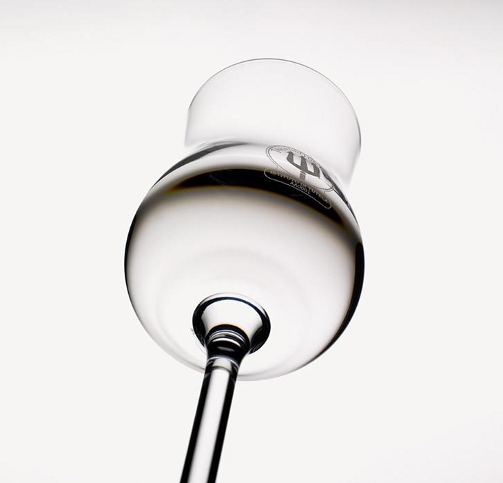 Il bicchiere da grappa con il marchio del Tridente