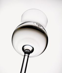 Il bicchiere da grappa con il marchio del Tridente