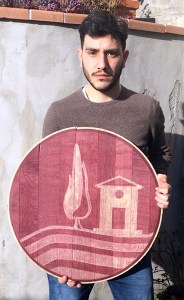 Massimo Pagliai con una sua opera