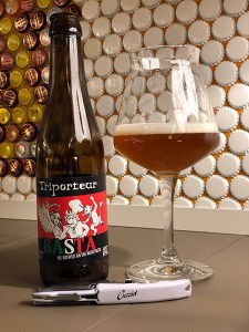 La birra Basta in bottiglia e nel bicchiere