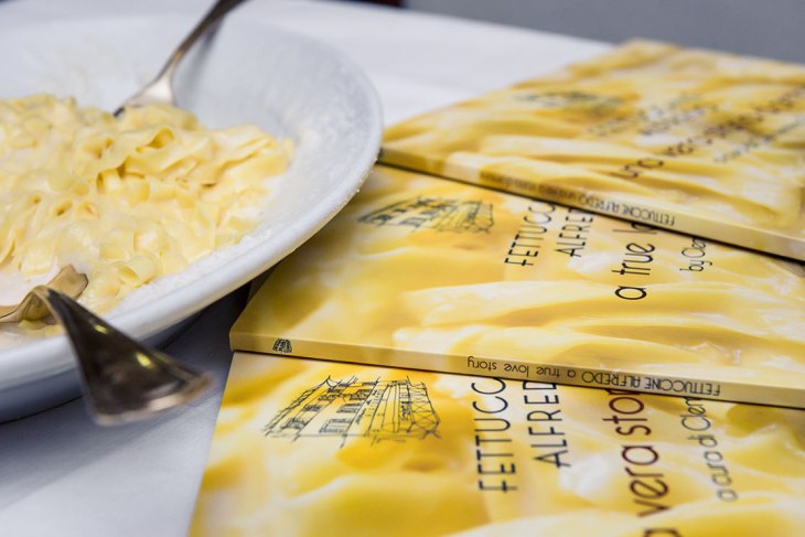 Le Fettucine Alfredo e la copertina dell’omonimo libro
