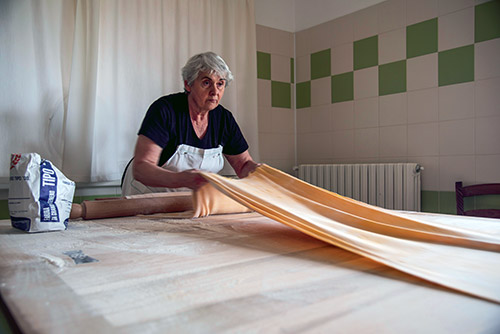 Gemma Boeri che tira la sfoglia