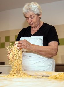 Gemma che srotola i suoi tajarin