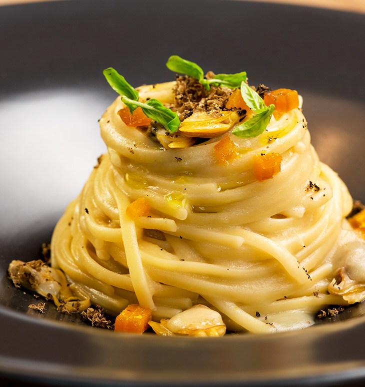 Le Linguine tartufo nero, vongole e bottarga del ristorante Ecrudo