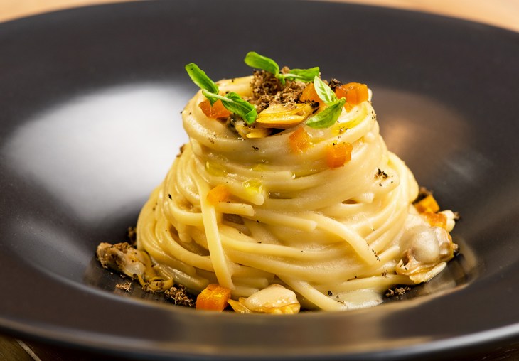 Le Linguine tartufo nero, vongole e bottarga del ristorante Ecrudo
