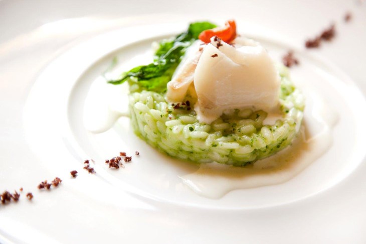 Risotto all’aglio orsino, baccalà e pomodorini confit