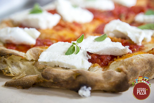 Primo piano di pizza Margherita