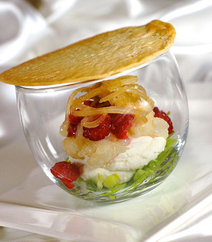 Scampo in vetro con raviggiolo, lamponi e cardo di Cervia croccante