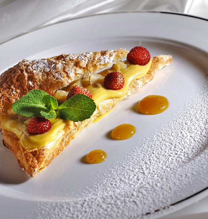 Sfogliatina con crema al cardo di Cervia e fragoline di bosco