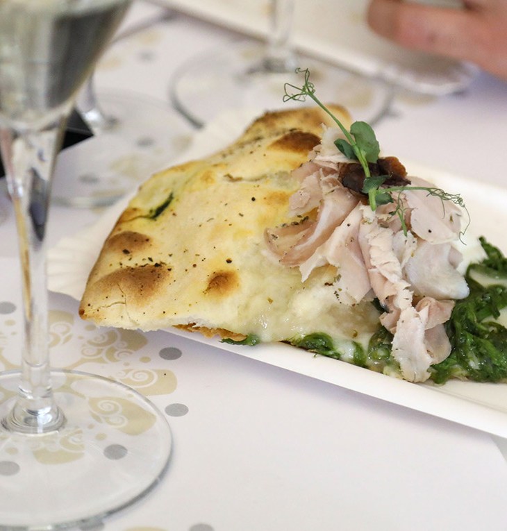 Trancio di pizza e calice di prosecco