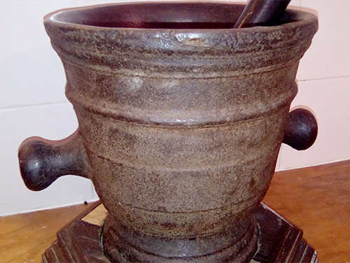 L'antico mortaio usato dalla Distilleria Leardini