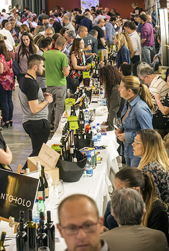 Appassionati wine lover ai banchi d’assaggio Fivi