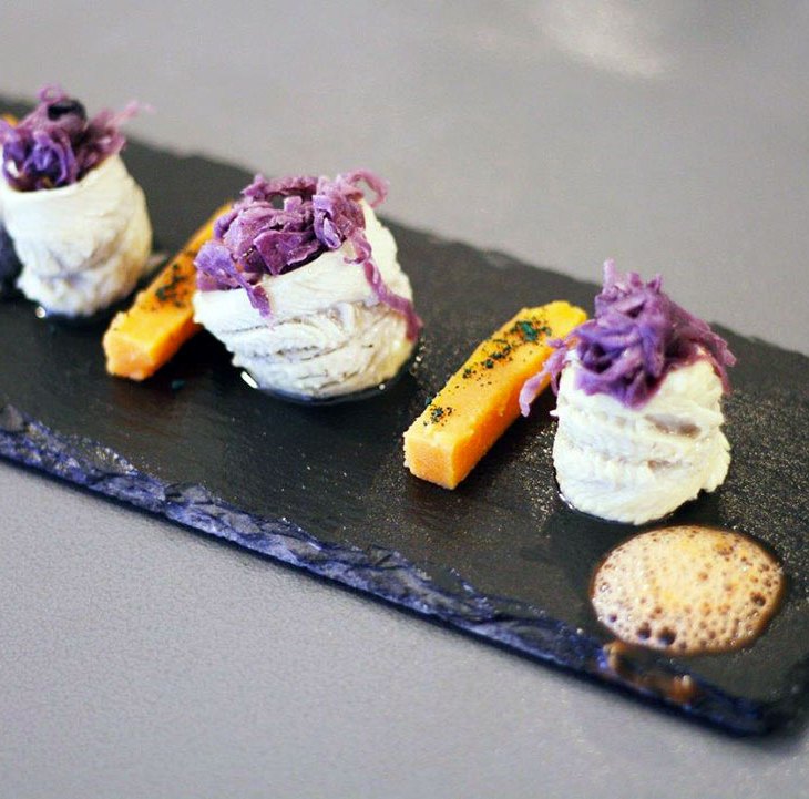 Filetti di sardine marinati al lime e pepe verde con stick di patate dolci e cipolle caramellate alla Stevia di Feat Food