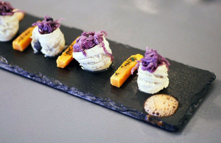 Filetti di sardine marinati al lime e pepe verde con stick di patate dolci e cipolle caramellate alla Stevia di Feat Food