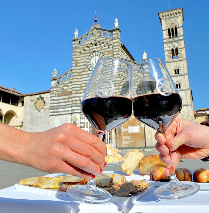 Brindisi davanti al Duomo di Prato con delizie locali