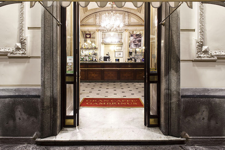 L’ingresso del Gran Caffè Gambrinus di Napoli