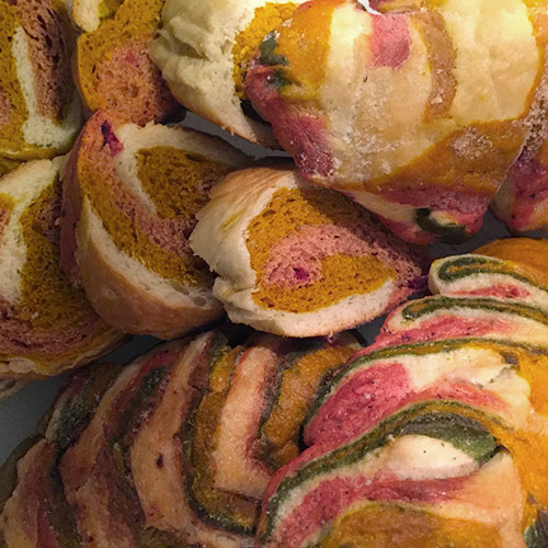 Particolare di un pane arcobaleno preparato dal Gruppo Giovani Panificatori