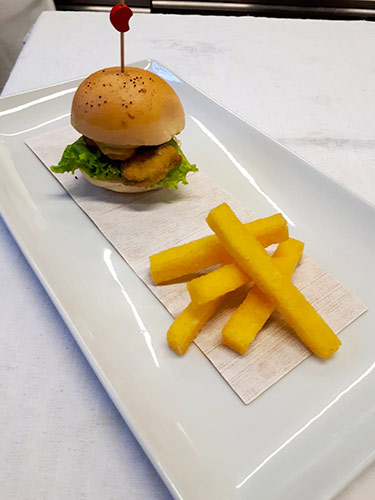 Presentazione del Panino con le cozze di Cervia fritte con Bastoncini di Polentami al curry e sale dolce di Cervia