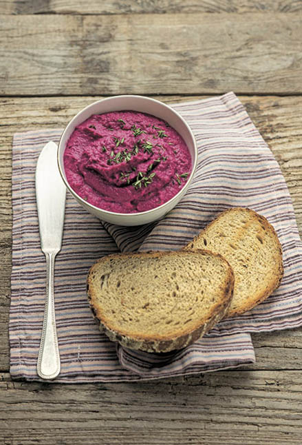 Humus di barbabietola, una delle tante gustose ricette del volume Mangiare con gusto e vivere 100 anni