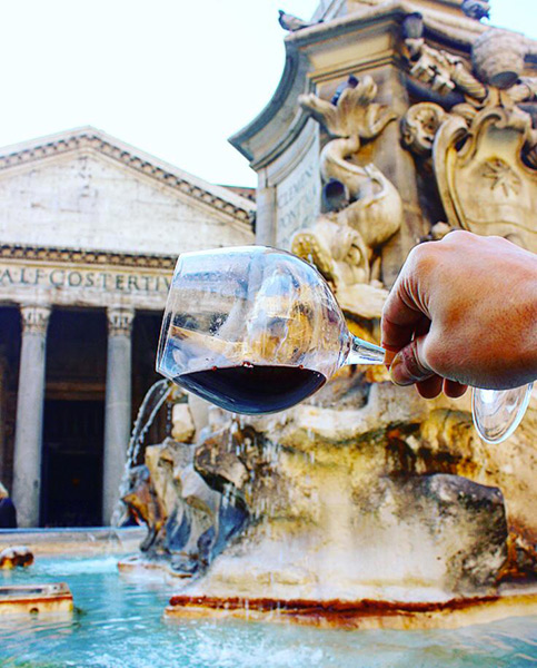 Il Pantheon con la sua fontana e un calice di vino della Doc Roma