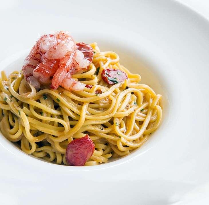 I Tagliolini al crudo di gamberi rossi di Mazara Del Vallo con basilico e tartufo nero estivo del ristorante Molo 21