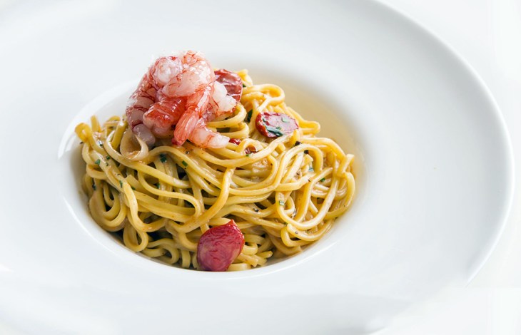 I Tagliolini al crudo di gamberi rossi di Mazara Del Vallo con basilico e tartufo nero estivo del ristorante Molo 21