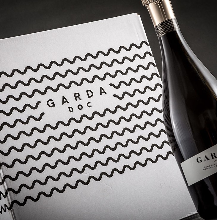 Confezione e bottiglia di Garda Doc
