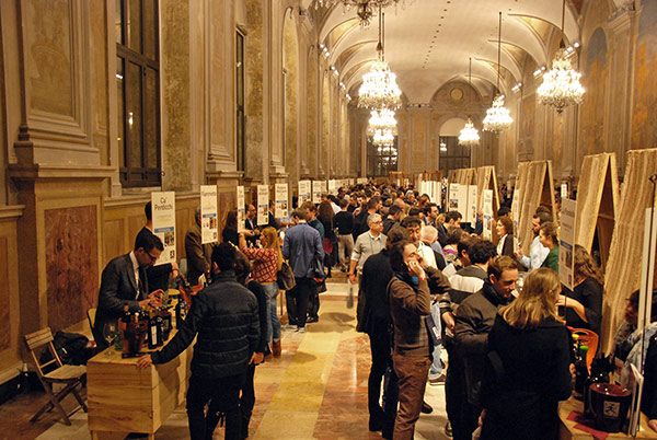Stand di vino e prodotti tipici dell’Emilia Romagna a Enologica