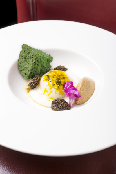 Uovo cremoso su fonduta di robiola di Roccaverano, maionese di mandorla di Avola, spugnole e spugna allo spinacio