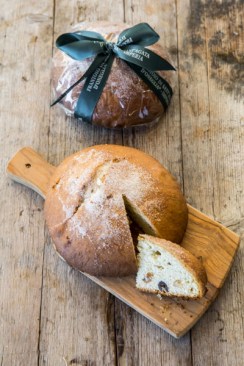 Il Pandolce alle olive taggiasche confezionato e sul tagliere