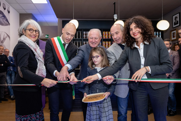 da sinistra a destra paola goppion, il sindaco di preganziol, paolo galeano, sergio goppion, mario goppion e silvia goppion