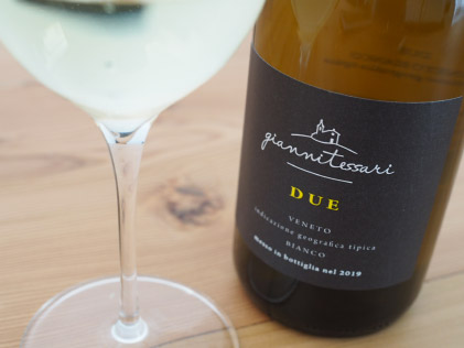 Bottiglia di Due Bianco di Gianni Tessari