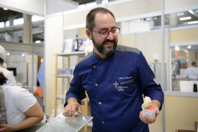 Alberto Marchetti con uno dei suoi celebri gelati