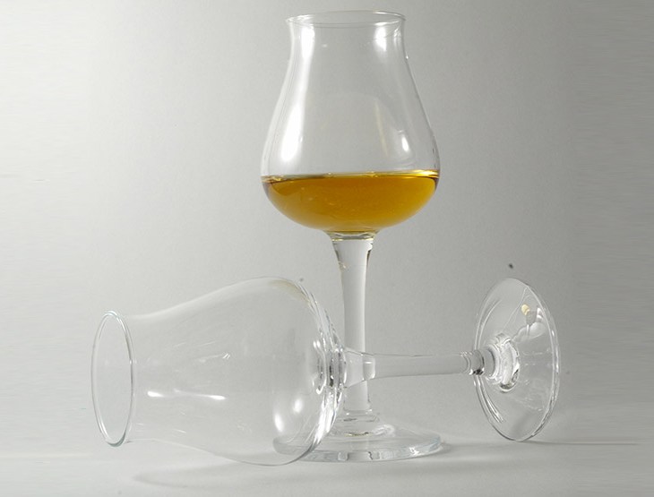 Bicchiere con grappa invecchiata