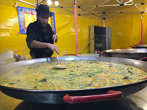 Preparazione di una delle delizie dello Street Food