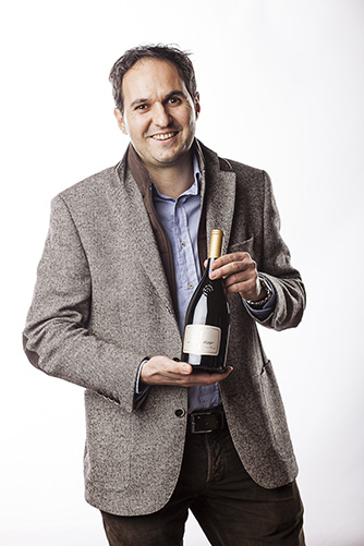 Rudy Kofler, enologo della Cantina Terlano con la premiata bottiglia di Terlaner I Grande Cuvée 2016