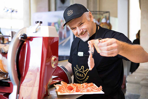 Taglio del Prosciutto di Parma Dop durante l’omonimo Festival