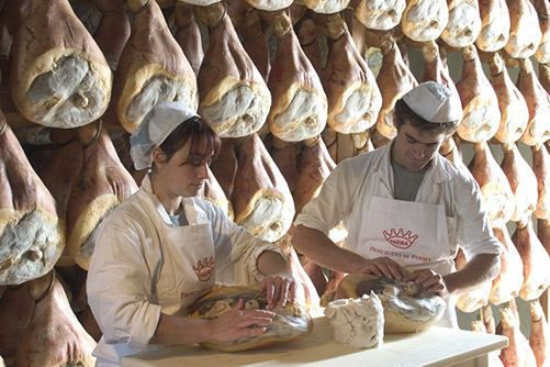 Una delle fasi della lavorazione del Prosciutto di Parma Dop