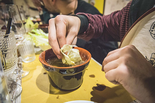 Come si mangia la Bagna Cauda