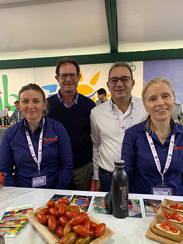 Mariano Di Vito insieme ad alcuni produttori