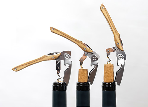 Sequenza di apertura unica del cavatappi Vaja