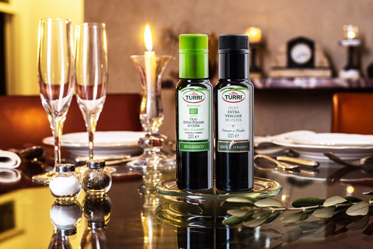 Tavola imbandita con due tipologie di Olio Turri