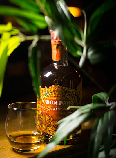 Bottiglia di Rhum Don Papa Cask Finish e il suo bicchiere