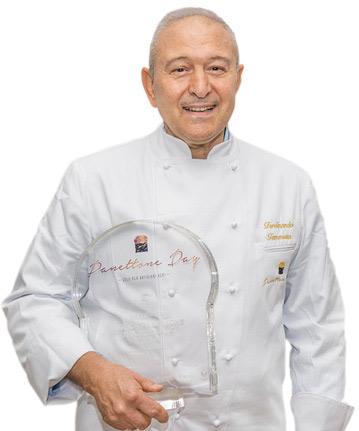 Il Mastro Fornaio Ferdinando Tammetta con il premio ricevuto al Panettone Day di Milano